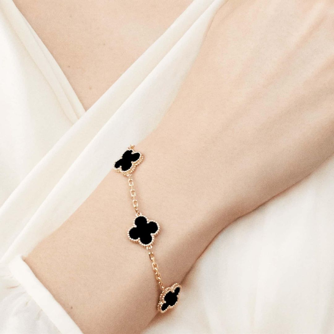 Women's Clover Charm Bracelet – Elegant Agate Stones Gold-Plated & Adjustable